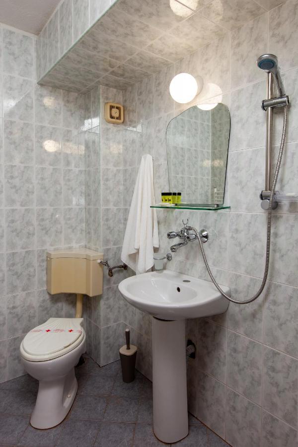 Семеен Хотел “Географски Център” Uzana Exterior foto